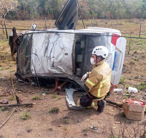 Passageiro Fica Preso Nas Ferragens Ap S Carro Capotar Na Curva Da