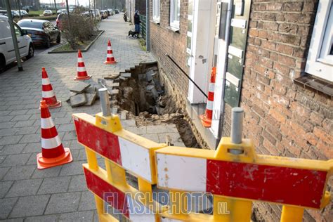 Sinkhole Van Meter Door Gesprongen Waterleiding Parallelweg