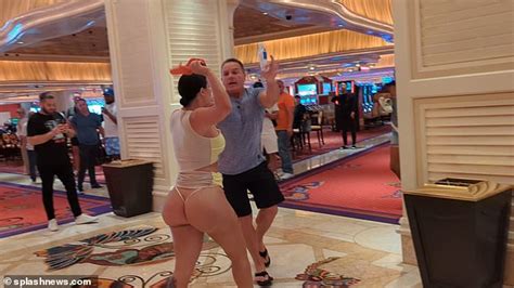 Las Vegas Moment Vicious Cat Fight Erupts In Sin City Hotel Daily