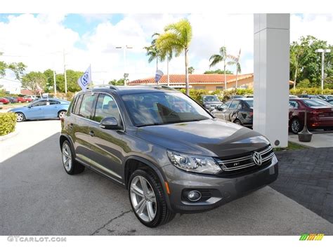 Pepper Gray Metallic Volkswagen Tiguan R Line Photo