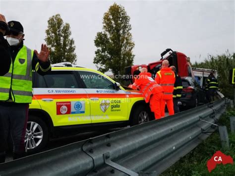 Il Rimorchio Del Tir Si Ribalta E Schiaccia Unambulanza Due Morti E