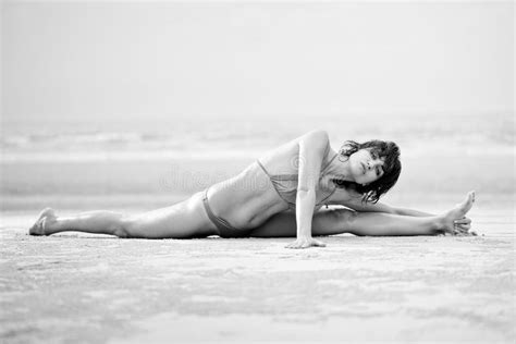 Bella Donna Che Fa Esercitazione Di Yoga Sulla Spiaggia Fotografia