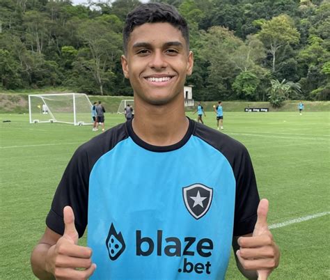 Joia Do Botafogo De Anos Treina Pela Primeira Vez O Profissional