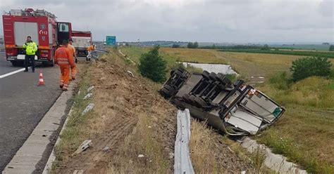 Trafic restricționat pe A1 după ce un tir s a răsturnat și a rupt un