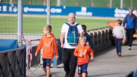 Los Jugadores De Osasuna Muy Arropados En Tajonar Antes De Jugarse