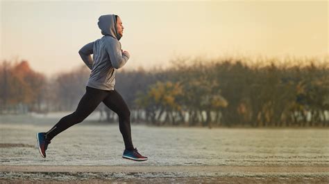 Correre Con Il Freddo Tecniche E Benefici Per Farlo Correttamente Gq