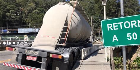 Acidente Na Ponte De Saudade Em Friburgo Deixa Tr Nsito Em Meia Pista