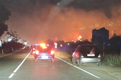 Notte Di Incendi Nel Palermitano Fiamme Raggiungono Strade Il