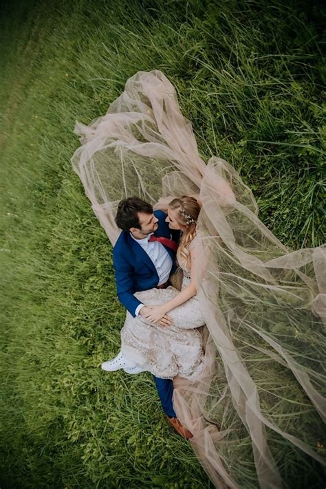 Image Libre Blonde Petite Amie Baiser Petit Ami Portant Herbe Amour Jeune Mari Romance