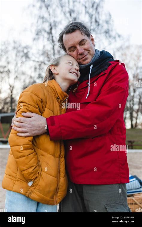 Padre Hija Adolescente Abrazo Fotografías E Imágenes De Alta