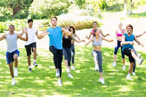 Personas Haciendo Ejercicio En El Parque — Foto De Stock