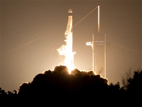 Lanza Spacex Misión Tripulada Hacia La Estación Espacial Internacional