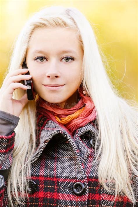 La Jeune Blonde Parle Sur Cellulaire Image Stock Image Du Jeune Parle 16724039