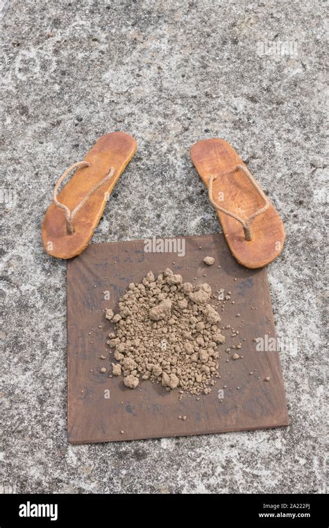 Flipflops hippy usés et carré avec la masse sur la surface du béton La