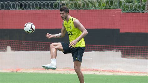 Flamengo vive dilema após liberar Gustavo Henrique entenda