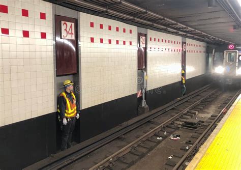 NYC U Bahn Arbeitskraft Auf Bahngleise MTA Reparatur Job Redaktionelles