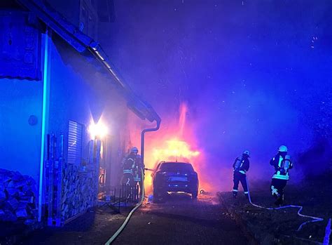 Brand in Garage greift auf Wohnhaus über Bewohner bleiben unverletzt