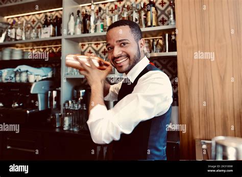 Man Cocktail Shaking Hi Res Stock Photography And Images Alamy