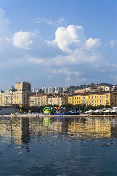 Paisaje Urbano De Rijeka Croacia Visto Del Mar Adriático Imagen