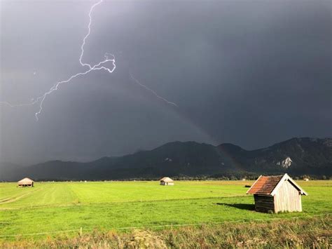 Schw Lwarmes Wetter Bringt Schauer Und Gewitter