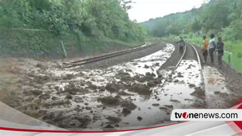 Tebing Setinggi Meter Longsor Timbun Jalur Kereta Api Purwokerto