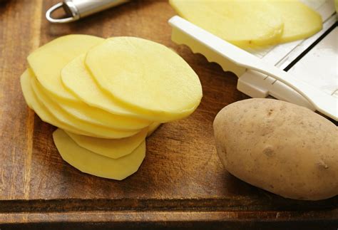 How To Keep Peeled Potatoes From Turning Brown 3 Methods 2023