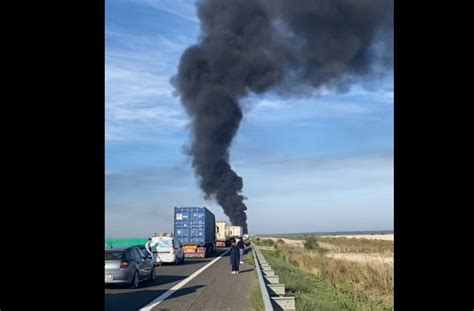 Video Trafic Rutier Oprit Pe A Din Cauza Unui Tir Care A Luat Foc