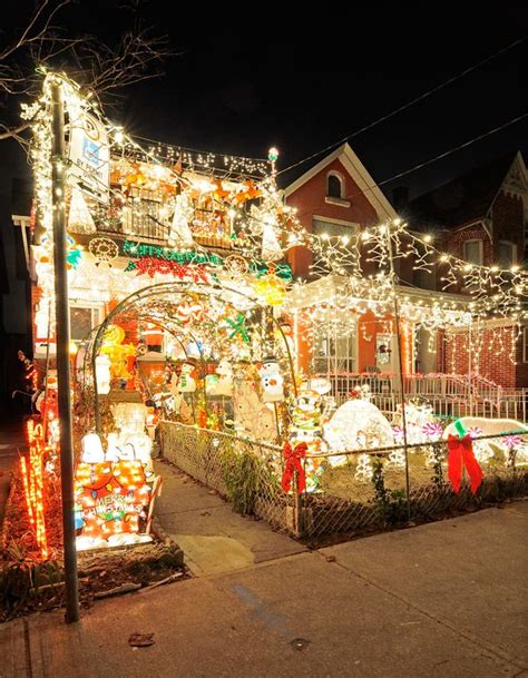 Wacky Toronto Christmas lights roundup 2011