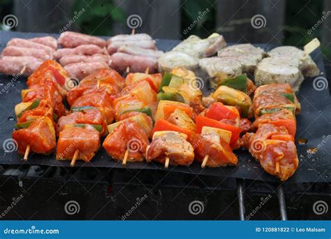 Carne Os Vegetais Grelhados Em Uma Grade Foto De Stock Imagem De