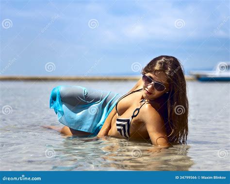 Bella Donna Che Prende Il Sole Nell Oceano Fotografia Stock Immagine