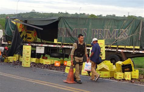 Caminh O De Cervejaria Saqueado Ap S Se Envolver Em Acidente Em Feira