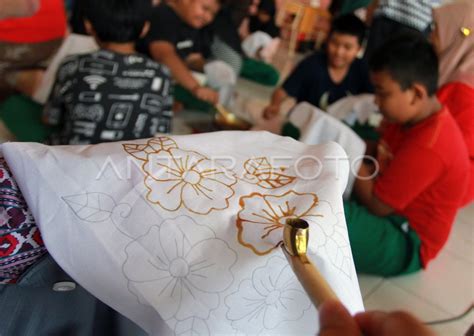 PELAJAR SEKOLAH DASAR BELAJAR MEMBATIK ANTARA Foto