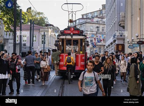 Jugend mit Mittelfinger historische Straßenbahn Einkaufsstraße Ä