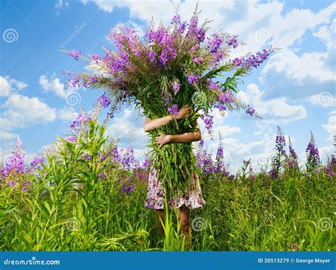 Menina Um Ramalhete Gigante Das Flores Imagem De Stock Imagem De