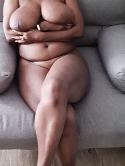 Busty Ebony Milf Ndey Posing Naked Foto Porno Amaporn