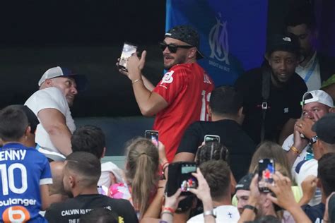 Photo JUL dans les tribunes lors du match de préparation Olympique