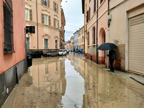 Un Temporal De Lluvia Causa Graves Inundaciones En El Norte De Italia