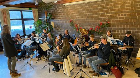 Jugendorchester Erfreut Zuh Rer Beim Weihnachtsmarkt In Wirtheim