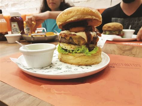 Sucesso das hamburguerias comprova que o lanche virou paixão dos