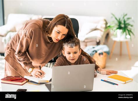 Maman Et Son Fils Font Leurs Devoirs L Cole Sur Un Ordinateur