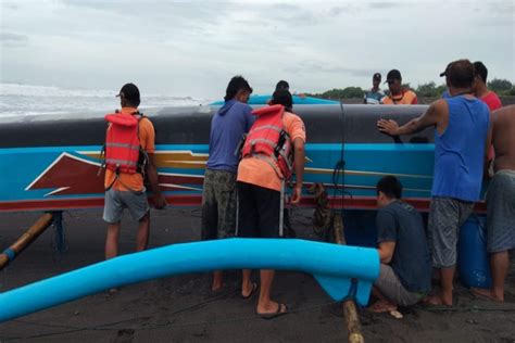 Nekat Melaut Saat Ombak Tinggi Perahu Nelayan Asal Galur Terbalik