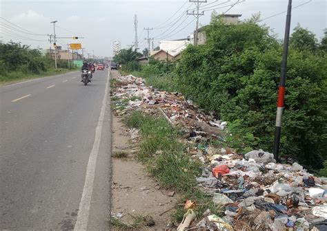 Sampah Berserakan Di Pinggir Jalan Lintas Timur Aurduri Timbulkan Bau