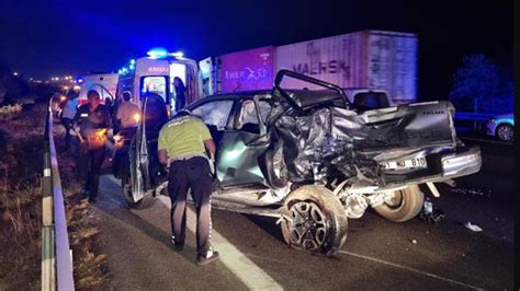 Çok feci kaza İki kişi can verdi TIR aynı yönde giden pikaba