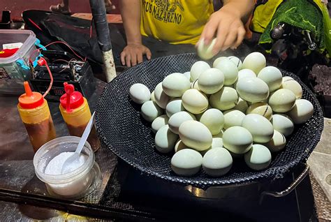 eating balut   philippines    street food experience