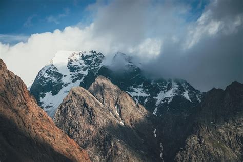 Paisagem C Nica Grandes Pedras E Montanhas Nevadas Na Luz Do Sol Em