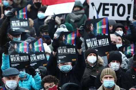 Protesty przeciwko lex TVN w całej Polsce