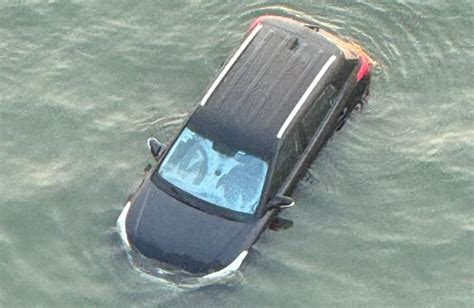 No Se Pasen As Amanece Camioneta En Medio Del Mar Checa Qui N Fue