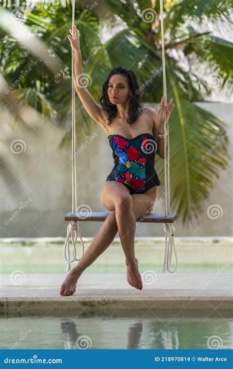 Een Mooi Etnisch Bikini Model Is Gestand Op Vakantie Op Het Schiereiland Yucatan Bij Merida