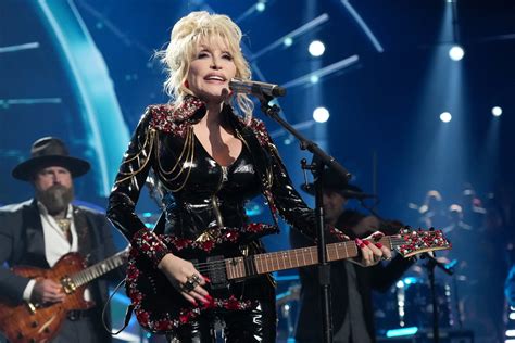dolly parton doesnt judge people  decide     vaccine