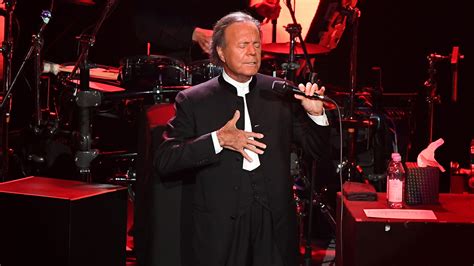 Julio Iglesias Interceptado En El Aeropuerto Por El Contenido De Su